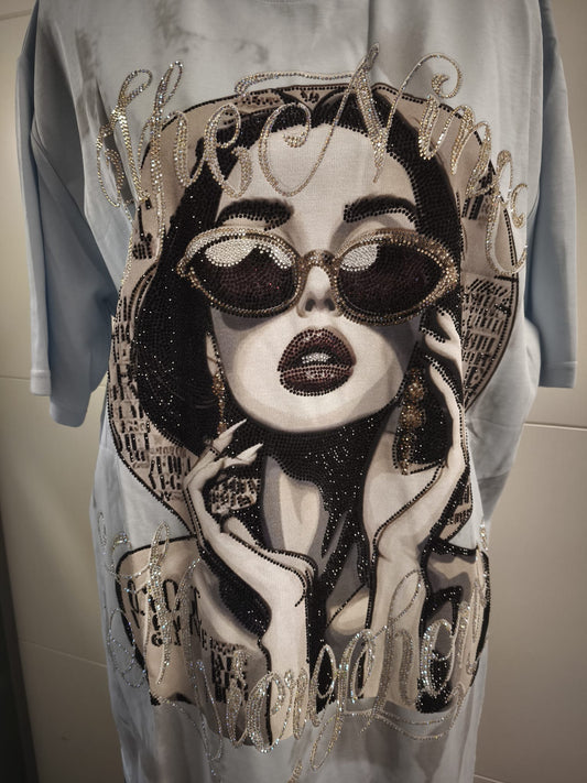 Hellblaues T-Shirt mit Druck und vielen Strasssteinen bis 44/46 tragbar