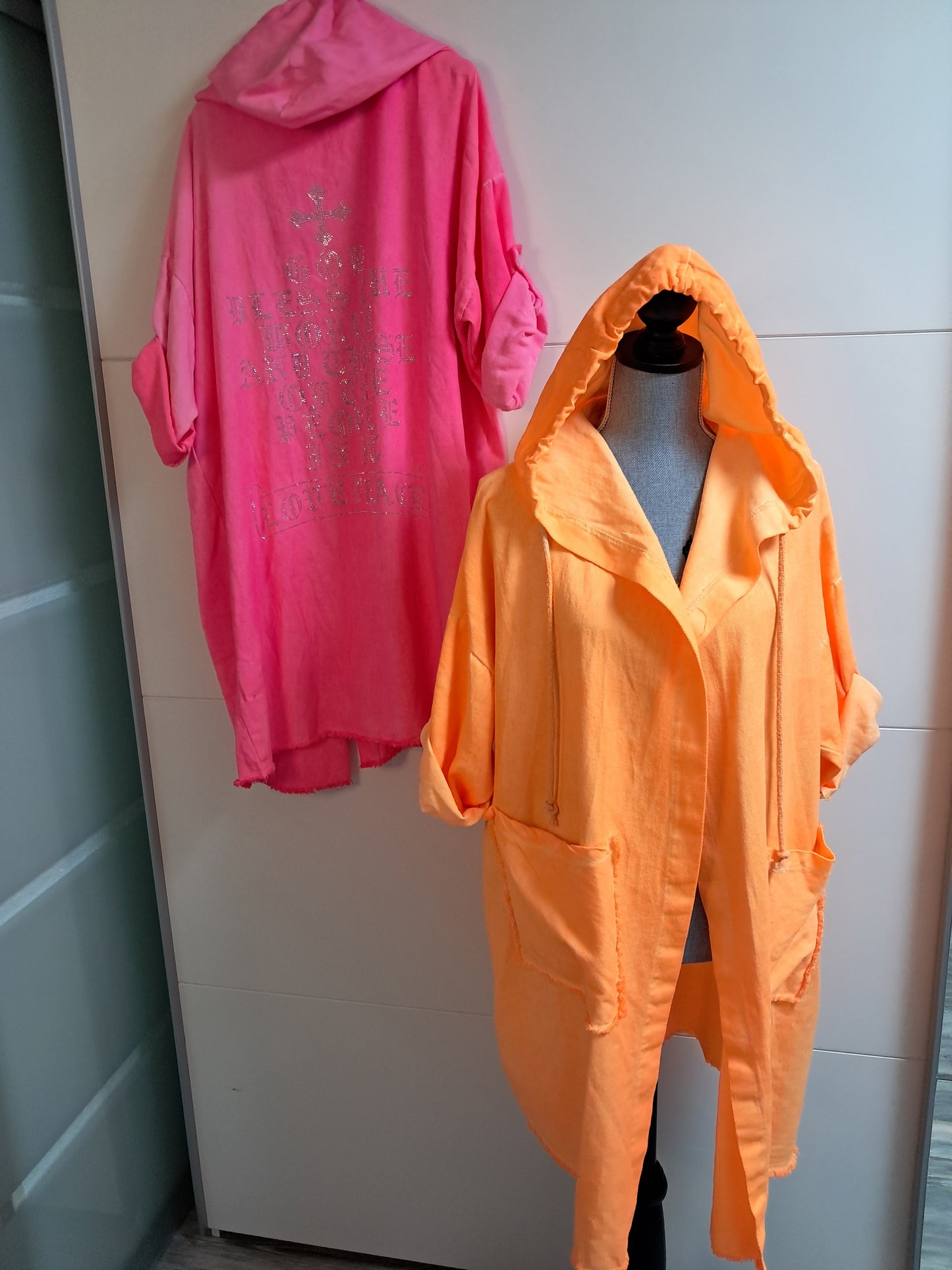Neon Überwurf Kapuzen Mantel mit Strass bis 48/50 tragbar