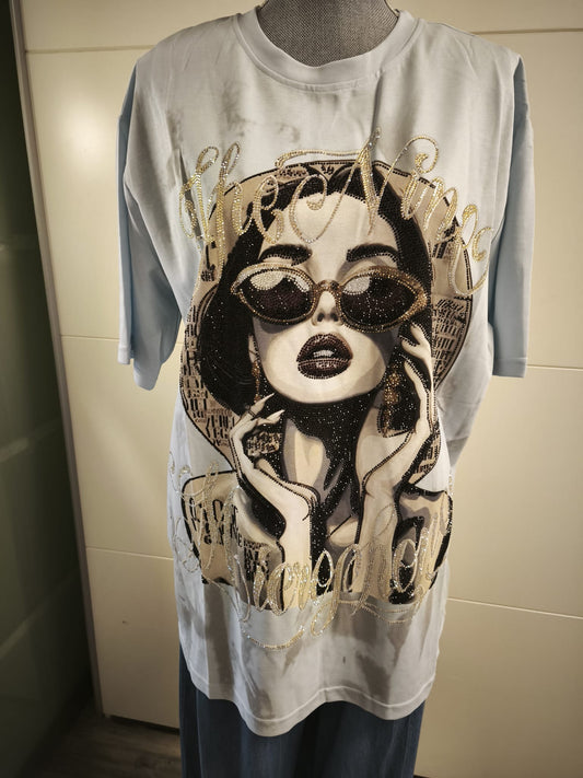 Hellblaues T-Shirt mit Druck und vielen Strasssteinen bis 44/46 tragbar