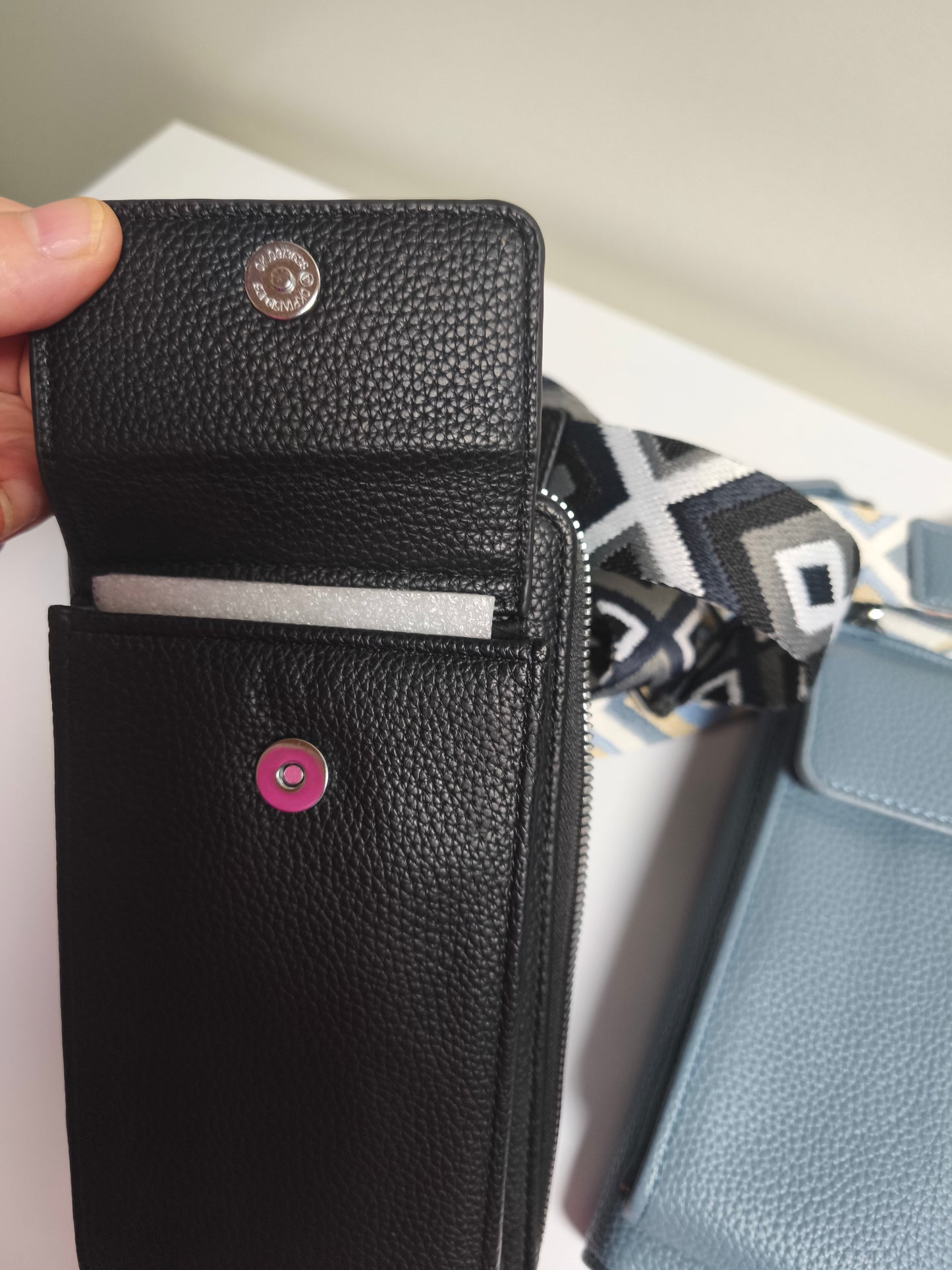 Handy + Portemonnaie in einen