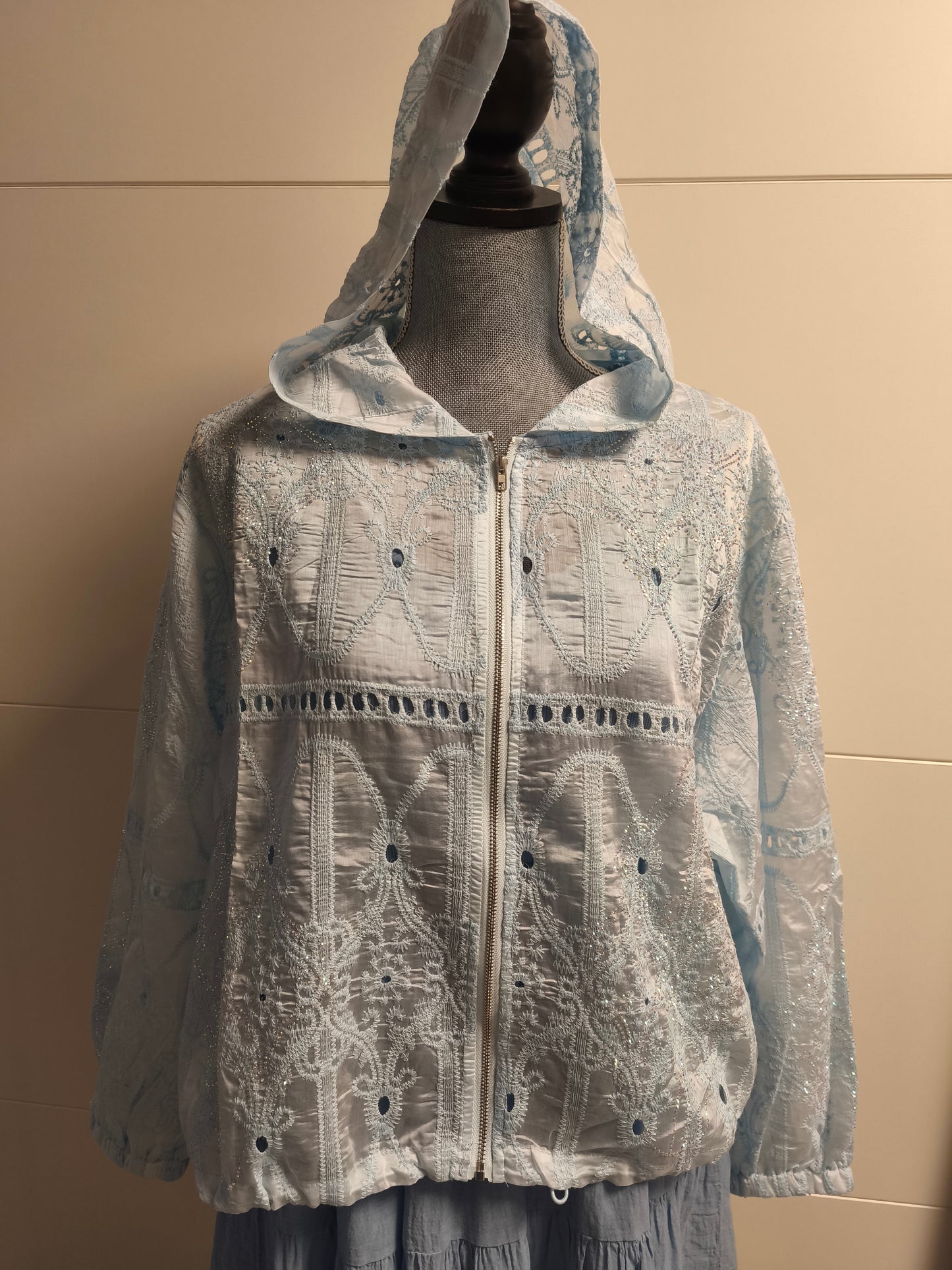 Zauberhaft schöne Jacke mit Kapuze bis 44 tragbar