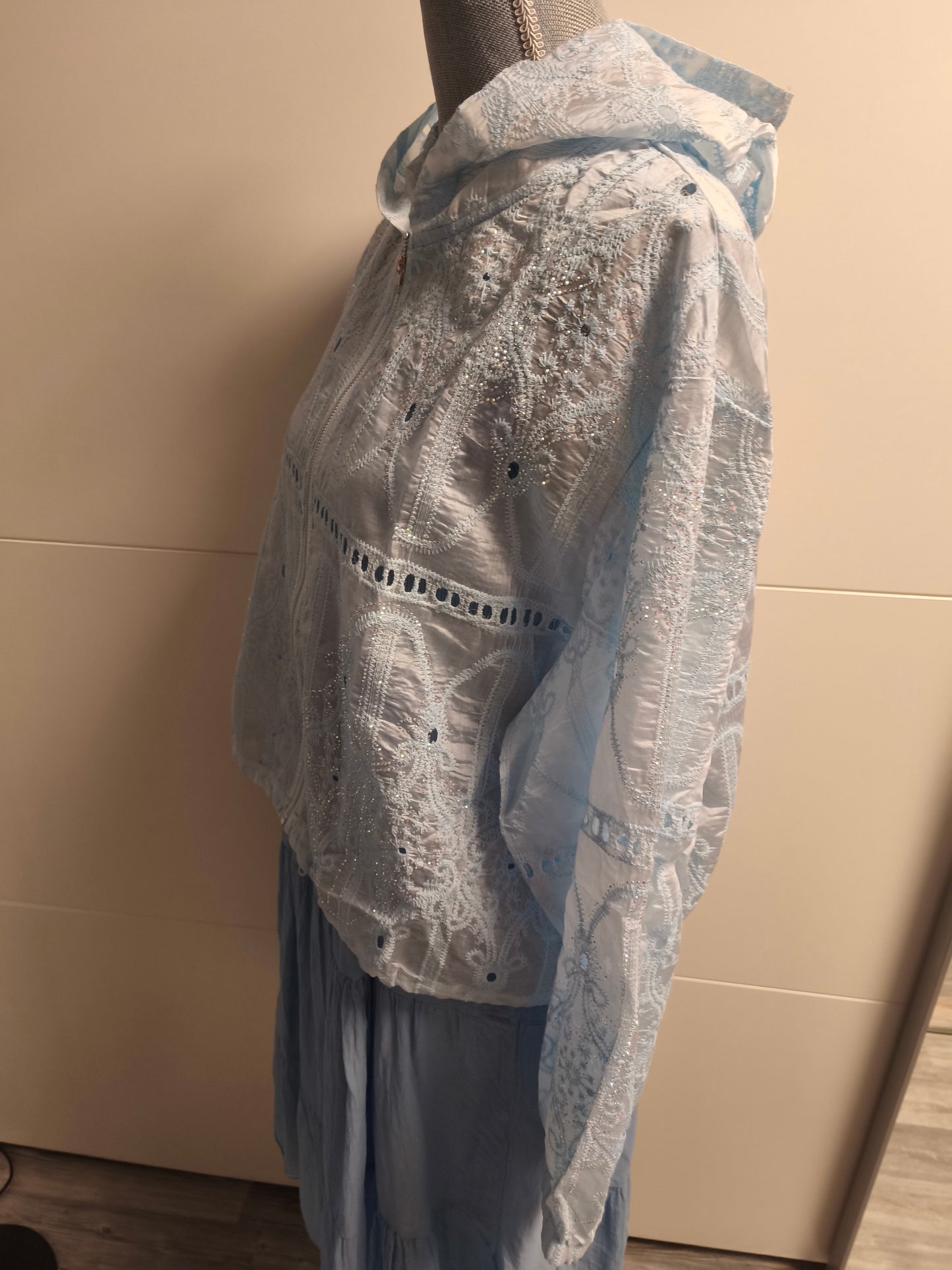 Zauberhaft schöne Jacke mit Kapuze bis 44 tragbar