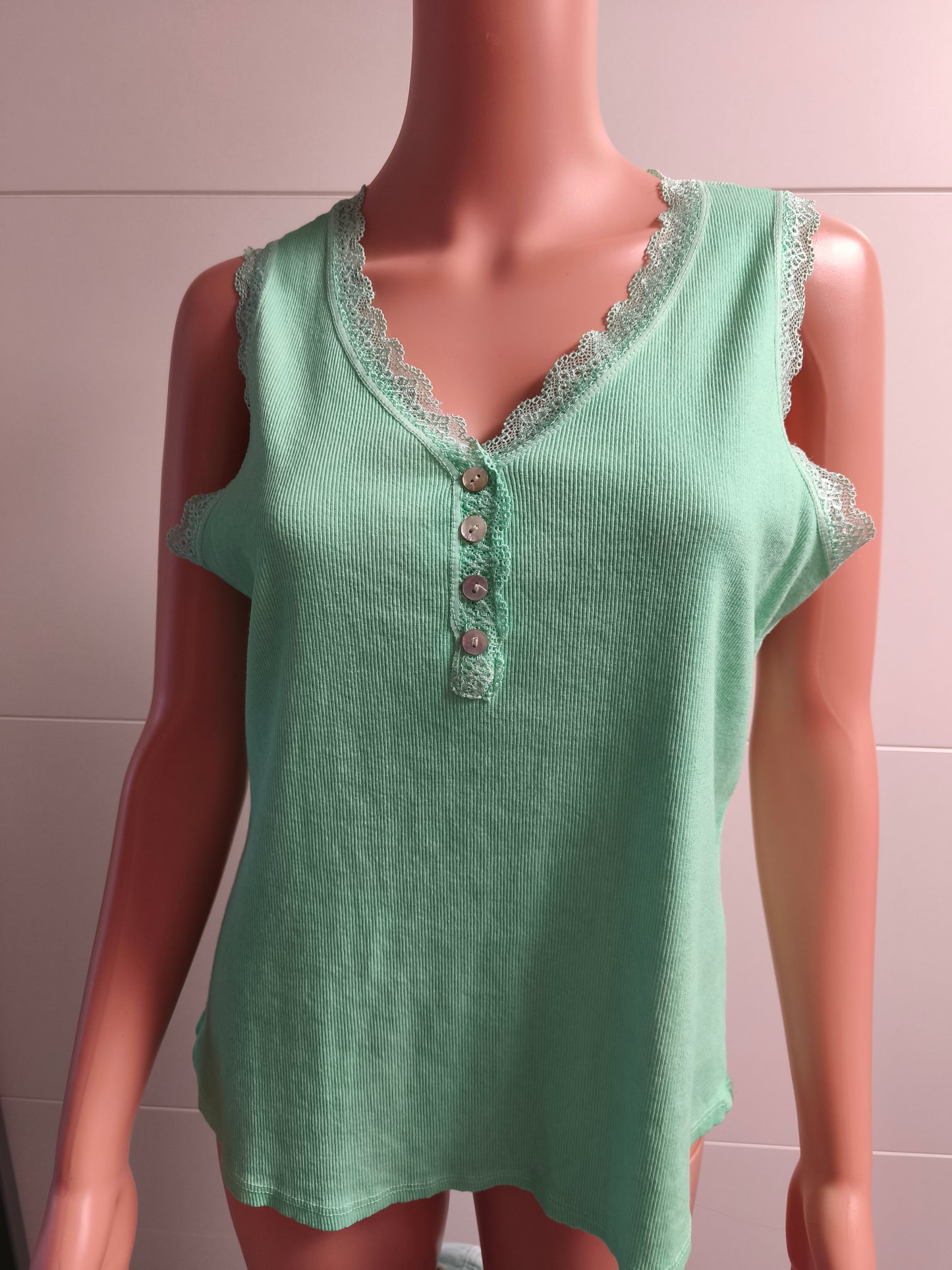 Top mit Spitzen Saum und Knopfreihe bis 46 tragbar