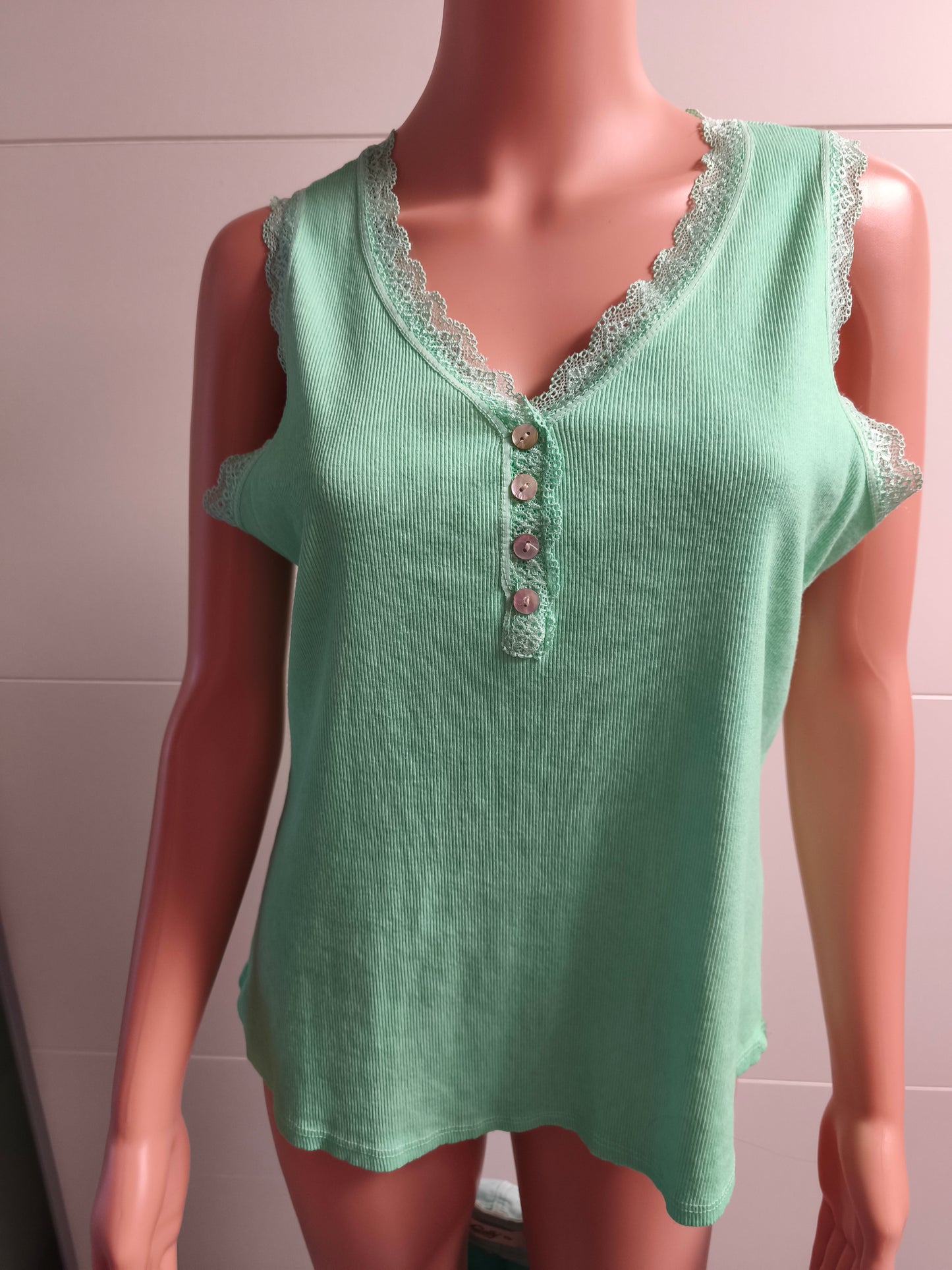 Top mit Spitzen Saum und Knopfreihe bis 46 tragbar