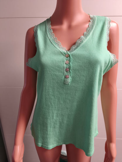Top mit Spitzen Saum und Knopfreihe bis 46 tragbar