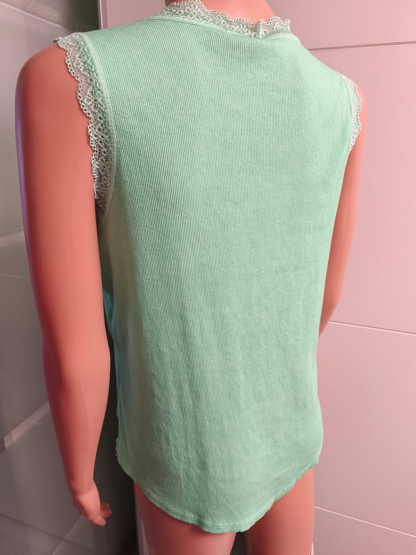 Top mit Spitzen Saum und Knopfreihe bis 46 tragbar