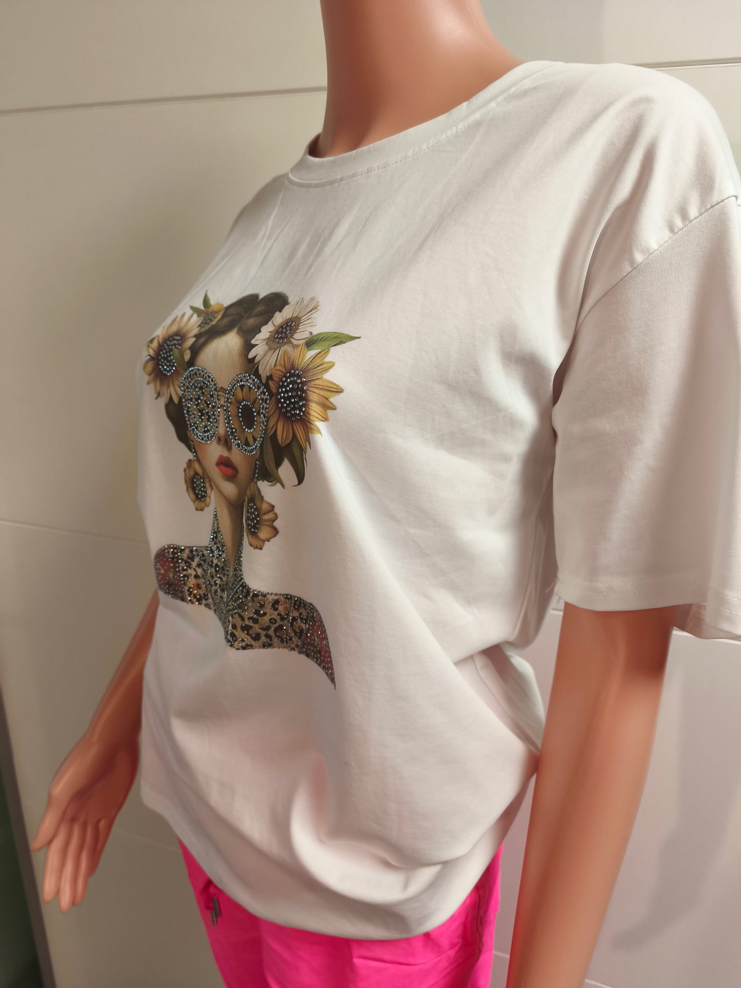 T-Shirt Frau mit Strass bis Größe 40 tragbar