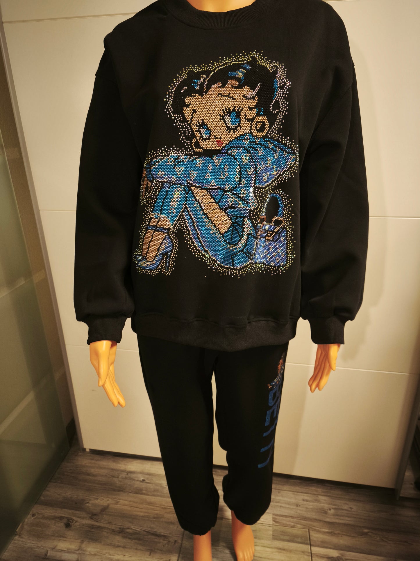 2 Teiliger Anzug mit Motiv und Strasssteinen bis Gr. 42 tragbar