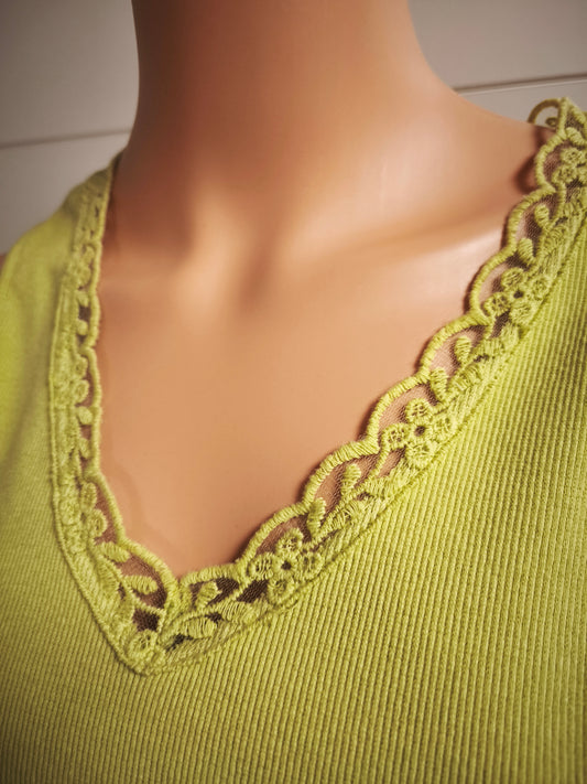 Top mit Spitzen Saum bis 46 tragbar