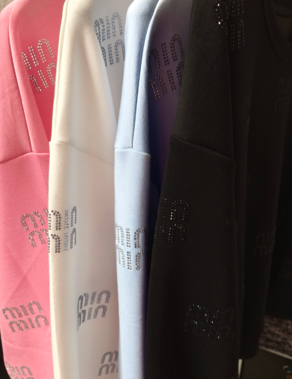 Sweatshirt mit Strass Schrift Druck